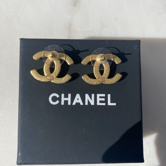 Chanel stud earrings in gold with pearls and crystals. - Picture 3 of 9